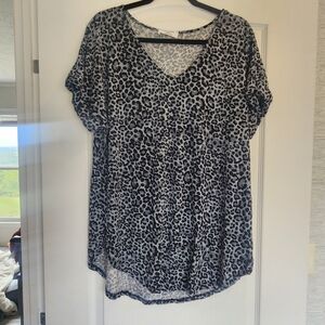 Zenana Outfitters Black and Gray Leopard Print V-Neck Blouse Size XL Euc